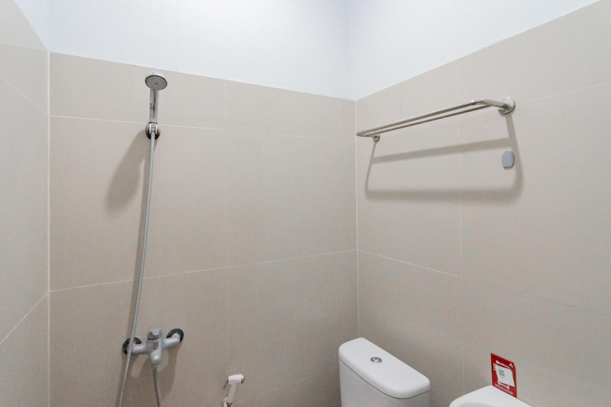 Reddoorz Plus Syariah @ Tuparev Cirebon 3 Cameră foto
