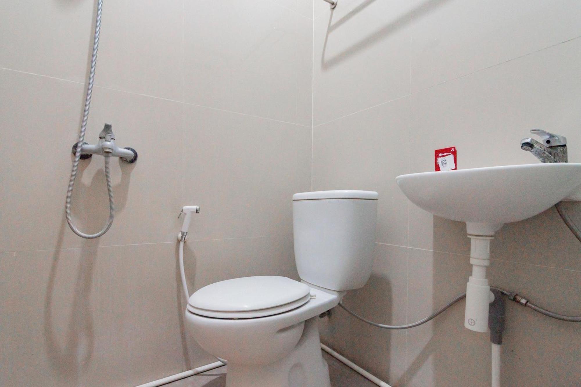 Reddoorz Plus Syariah @ Tuparev Cirebon 3 Cameră foto